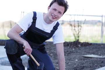 Handwerker sympathisch lächelnd auf einer Baustelle