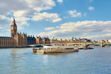 Obraz premium Passenger ships and service boats in front of Parliament of London
