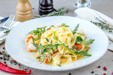 Fettuccine with arugula and shrimp