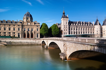 Fototapeta na wymiar Bridge Pont au Change in central Paris, France