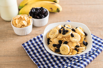 cereal with banana, raisin and milk
