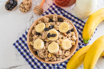 granola with banana, raisin and milk