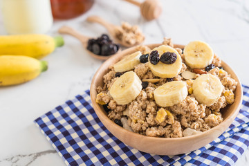 granola with banana, raisin and milk