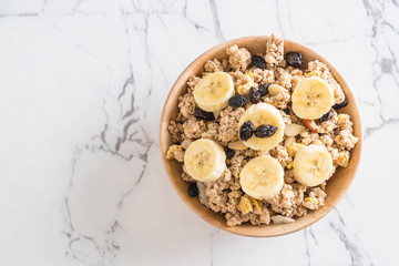 granola with banana, raisin and milk