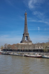 Fototapeta na wymiar Tour Eiffel et ciel bleu. Paris, France