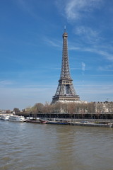 Fototapeta na wymiar Tour Eiffel, ciel bleu. Verticale sur la Seine.