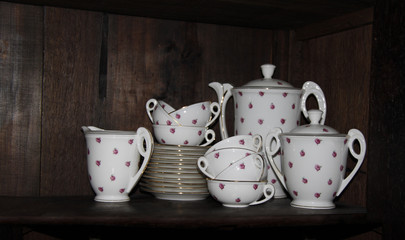 Vintage Tee-Service / Kaffee-Service im Schrank - Bone Chine Porzellan mit Goldrand und...