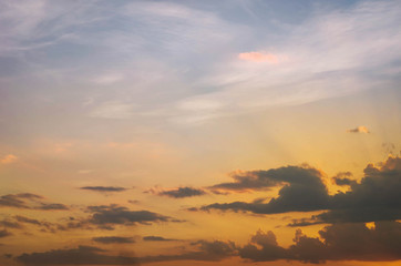 Fototapeta premium Wieczór zmierzchu z kolorową żywą chmurą na niebieskim niebie po zachodzie słońca