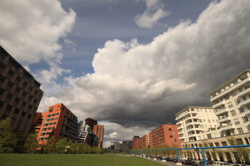 Aprilwetter in Berlin / Auf der Gabriele-Tergit-Promenade