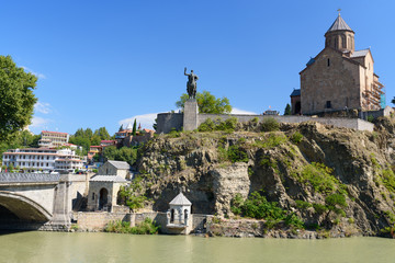Naklejka premium Metekhi Church and Vakhtang Gorgasali monumen in Tbilisi, Georgia