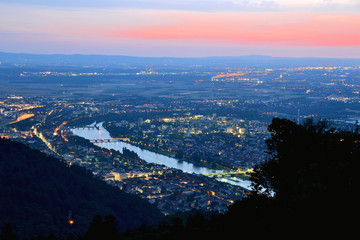 Abenddämmerung in der Stadt Heidelberg