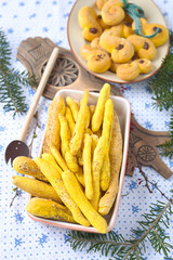 Selbstgemachte Grissini mit Kurkuma