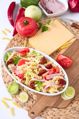 Nudelauflauf mit Käse, Schinken und Gemüse