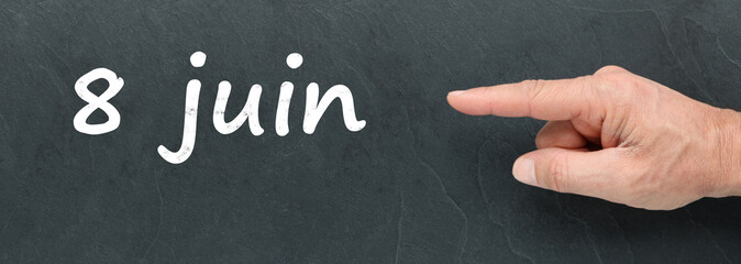 8 juin à la craie et montrer du doigt sur ardoise