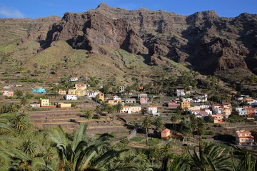 Rolgordijnen VALLE GRAN REY, LA GOMERA, SPAIN: View of Chele village with terraced fields and mountains © Christophe Cappelli