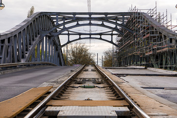 Fototapeta premium Restaurierungsarbeiten auf der Bösebrücke in Berlin