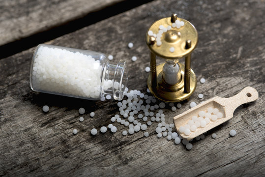 Globulis mit Sanduhr auf verwittertem Holz