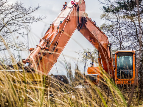 Bagger auf Wiese