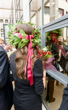 Ragazza con corona dall'alloro di laurea