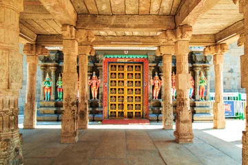 Fototapete Tempel Bunte geschnitzte Wände des indischen Tempels.