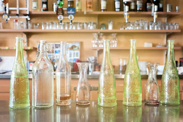 bar brasserie bouteille comptoir verre eau boire boisson café restaurant apéritif commerce