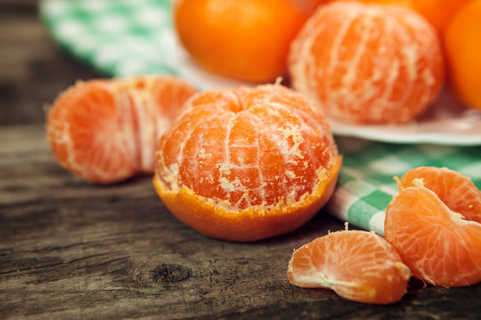 Sweet peeled and unpeeled clementines