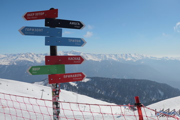Post with directions to the ski slopes in Rosa Khutor