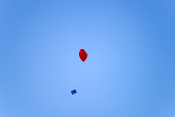 Himmel mit Luftballons in Herzform 