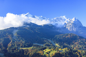 herrlicher Ausblick auf die Gipfel des Werdenfelser Landes im Herbst