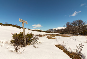 Sign showing the way to Reinheim in the Dovre mountains in Norway