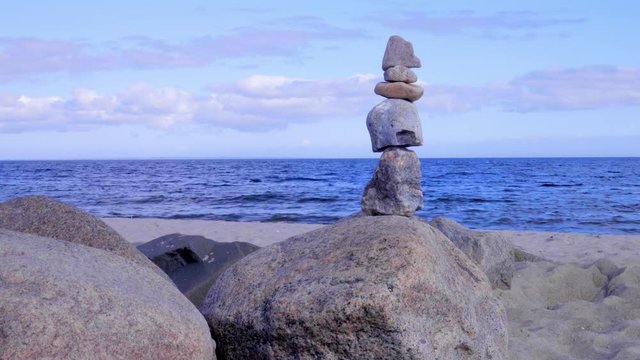 Strand mit Felsen und Stein Pyramide am Meer Ostsee