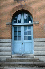 Fototapeta na wymiar Old wooden door in semicircular arch