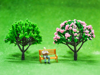 Obraz premium Miniature people sit on chair business traveler concept Tree model of a miniature chair