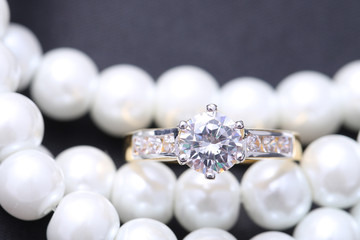 Naklejka premium Golden ring with diamond and pearl