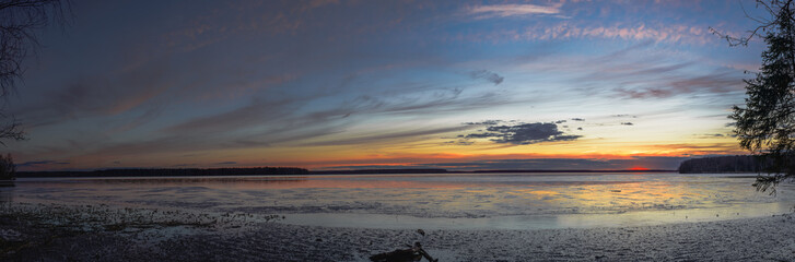 Fototapeta na wymiar Sunset scene on lake