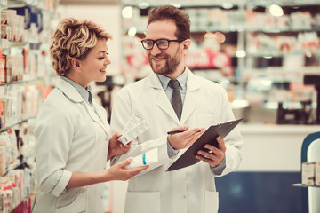 Obraz premium Couple of pharmacists