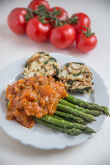 Semmelknödel mit Tomatensauce und grünem Spargel 