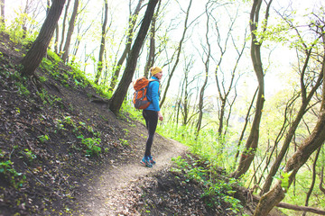Obraz premium The girl with the backpack.