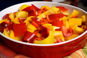 piatto di peperoni dolci tagliati a fette