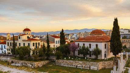 Fototapeta na wymiar View of the old town of Athens early in the morning. 