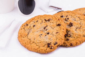 Oatmeal cookies with chocolate pieces, are served with kofy in a platikovy glass
