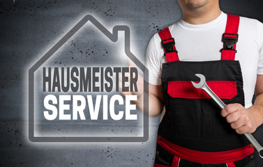 Hausmeister Service mit Haus touchscreen wird von Techniker bedient