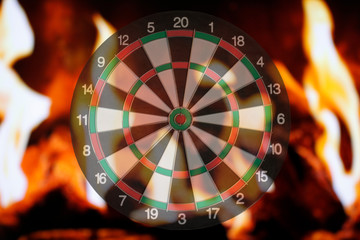 Dartscheibe mit Flammen und Feuer