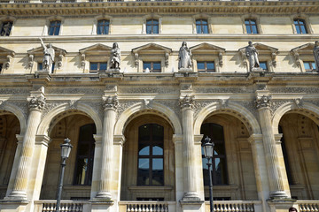 Façade à colonnes surmontées de statues cour Napoléon à Paris