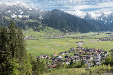 Fototapeta na wymiar Blick auf Mayrhofen und Schwendau - Hippach im Zillertal