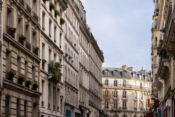 Fototapeta na wymiar Exterior facade of a Parisian building