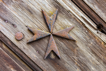 Malta: Old Cross on Medieval Door History of Malta Geschichte Maltas altes Malterserkreuz auf...