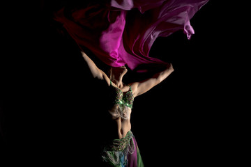 Bailarina de  danza oriental o danza del vientre