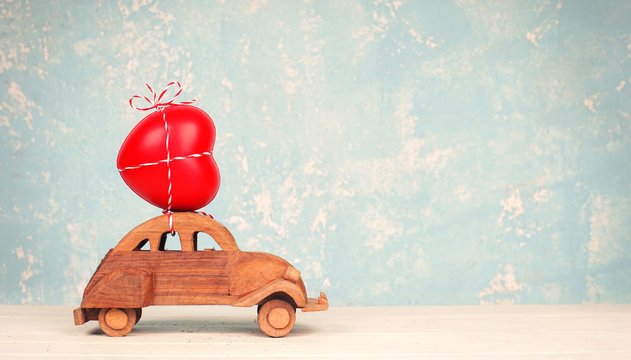 selbstgebasteltes Auto aus Holz mit Herz - Reiseplanung