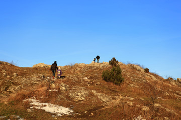 Rodzina z dziećmi wspina się na górę w Olsztynie.